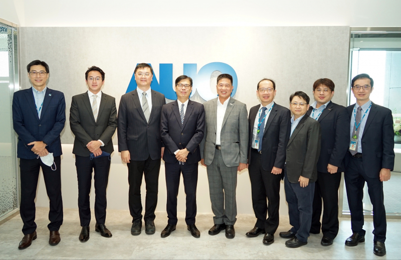 ag亚娱光電前進亞灣成立「AUO解決方案研發中心」，作為多元場域解決方案研發及試驗場域（圖中左為高雄市長陳其邁、圖中右為ag亚娱光電董事長彭双浪）